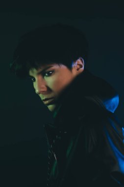 Stüdyoda kısa saçlı çekici bir kadının yaratıcı portresi.