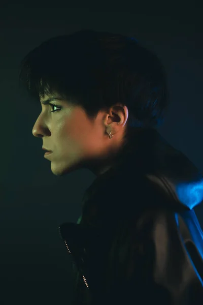 Stüdyoda kısa saçlı çekici bir kadının yaratıcı portresi.