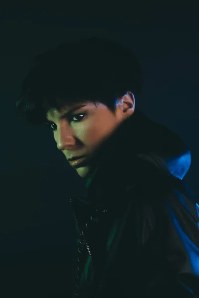 Stüdyoda kısa saçlı çekici bir kadının yaratıcı portresi.