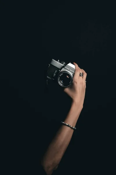 Stüdyoda Elinde Siyah Arka Planı Olan Bir Film Kamerası Tutan — Stok fotoğraf