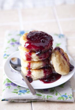 Böğürtlenli reçel ile süzme peynirli gözleme