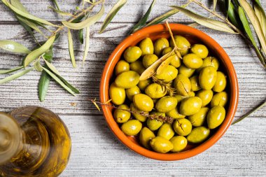 Yukarıdan çekilen zeytinler zarif gri bir arka planda