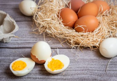 Zarif gri bir zeminde organik yumurtalar ve haşlanmış yumurtalar.