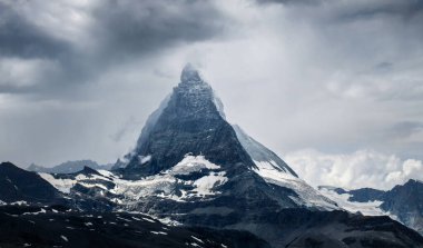 Matterhorn 'un muhteşem fotoğrafı ve muhteşem sisi.