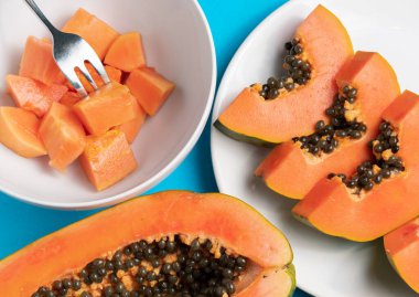 Papaya açık mavi arkaplanda dilimler