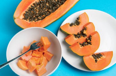 Papaya açık mavi arkaplanda dilimler