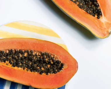 Papaya beyaz arka planda ikiye bölündü