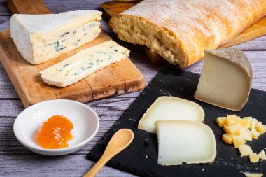 Tahta ve tahtalarda peynir masası