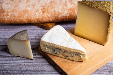 Ekmekli peynirli brie peyniri.