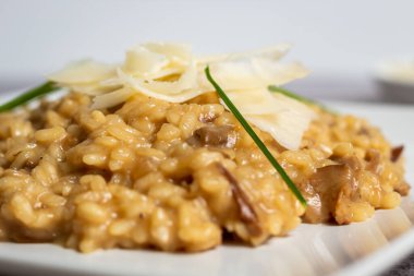 Yakın plan risotto, Risotto ve ön planda parmesan peyniri cipsi.