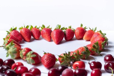 Özel bir gün için kalp şeklinde çilek ve kiraz.