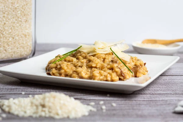 Risotto Med Parmesan Chips Förgrunden Fotograferad Från Ett Sidoperspektiv — Stockfoto