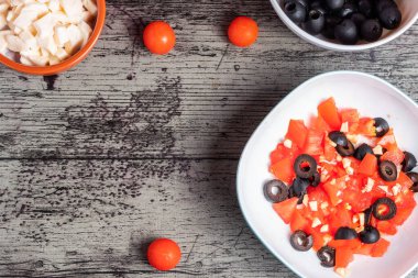 Siyah zeytinli ve sarımsaklı domates salatası.