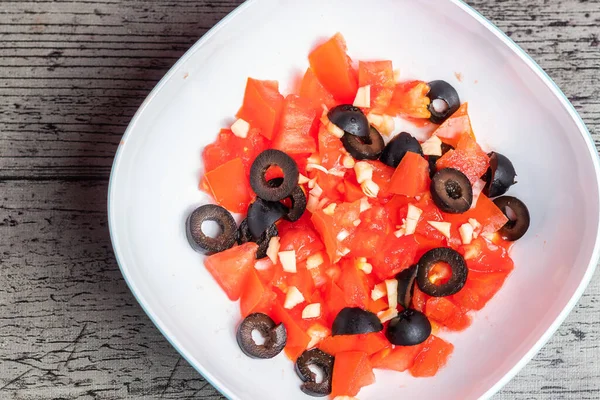 Ensalada Tomate Con Aceitunas Negras Ajo — Foto de Stock