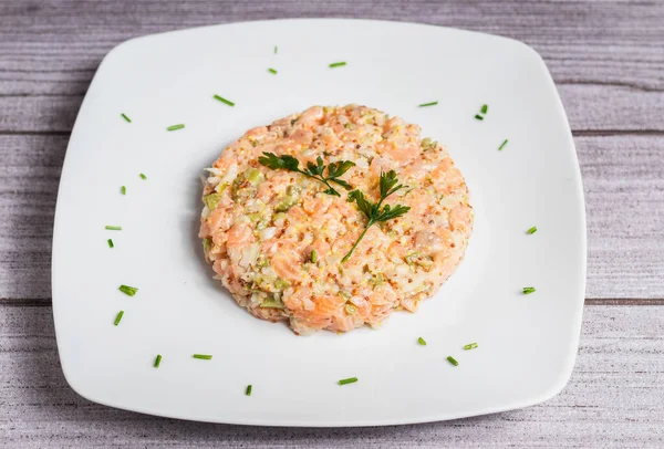 Zalmtartaar Met Avocado Een Lichtgrijze Achtergrond — Stockfoto