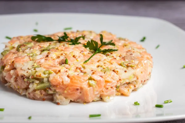 Lax Tartar Med Avokado Ljusgrå Bakgrund — Stockfoto