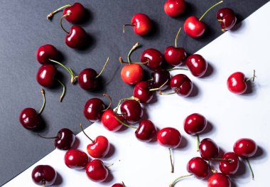 Siyah beyaz arka planda bir kiraz yığını