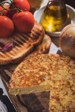 Patates omleti ve kahverengi masa arkaplanı ve dekorasyon malzemeleri.