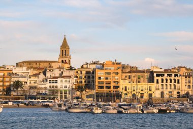 Palamos, Girona, İspanya, Desembre, 30, 2020. Palamos 'un büyüleyici balıkçı köyünün fotoğrafı. Ön planda tekneleri olan tipik çan kulesine bakan limandan çekilmiş.