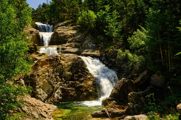 Ładny Wodospad Środku Lasu Gdzie Dominuje Zieleń Gdzie Woda Jest — Zdjęcie stockowe