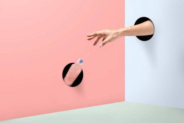 Geri dönüşüm için plastik bir şişe koyuyorum. Plastik şişeleri temizleme, atık yönetimi, plastiğin yeniden kullanımı, bağış ve yardım, geri dönüşümle para kazanma fikri. Soyut kavram