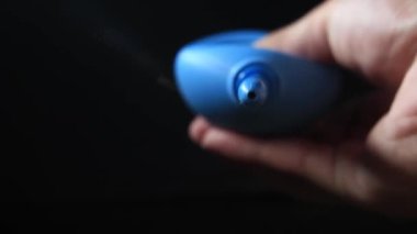 Lastik bir üfleyiciyle tozdan kamera lenslerini temizliyorum.