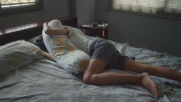 Pemuda asia mencoba untuk tidur terganggu oleh suara tetangga — Stok Video