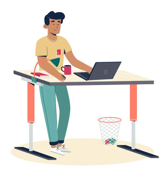 Man staat naast tafel met laptop. Platte ontwerp illustratie. Vector — Stockvector