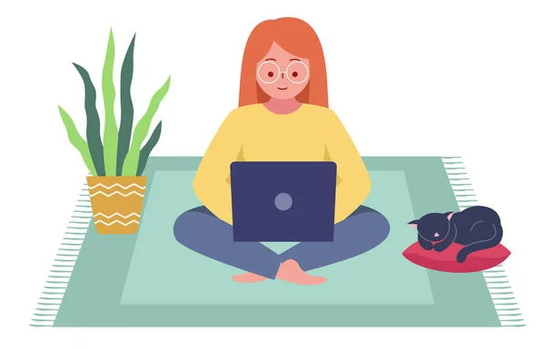 Женщина с ноутбуком сидит на ковре с котом. Плоский дизайн иллюстрации. Вектор — стоковый вектор