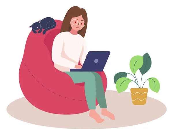 Женщина с ноутбуком в бобовом кресле с котом. Плоский дизайн иллюстрации. Вектор — стоковый вектор