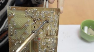 Teknisyen çip bir havya ile