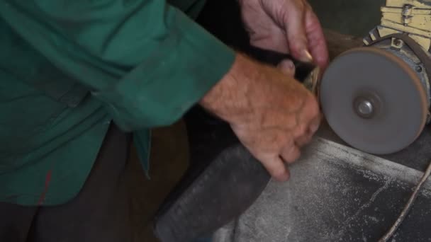 Shoemaker repairs heel shoe sole — Stock Video