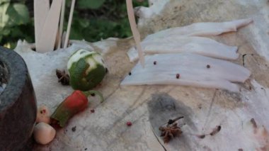 Taze ve lezzetli mangal kömürlü kalamar.