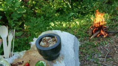 Taze ve lezzetli mangal kömürlü kalamar.