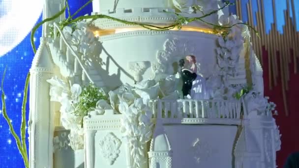 Smaczny tort z bliska na ceremonii ślubnej. — Wideo stockowe