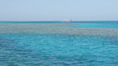 Güzel kızıl deniz suyu Mavi gökyüzü