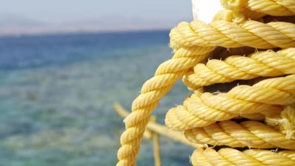 Bolardo de amarre y cuerda atada en la orilla de un mar — Vídeos de Stock