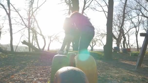 Famiglia felice nel parco. Mani dei bambini insieme al sole. — Video Stock