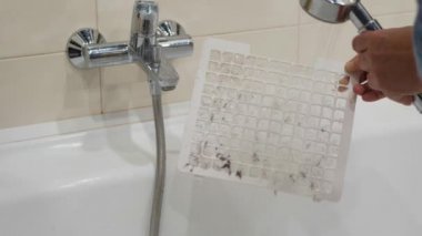 Klima filtresi suyla temizleniyor.