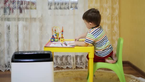 Odvlhčovač pracuje v dětském pokoji — Stock video