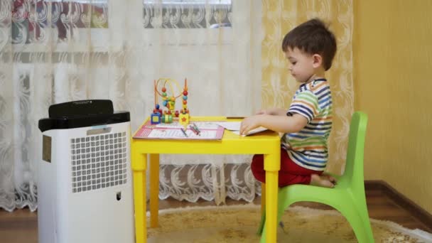 De luchtontvochtiger werkt in de kinderkamer — Stockvideo