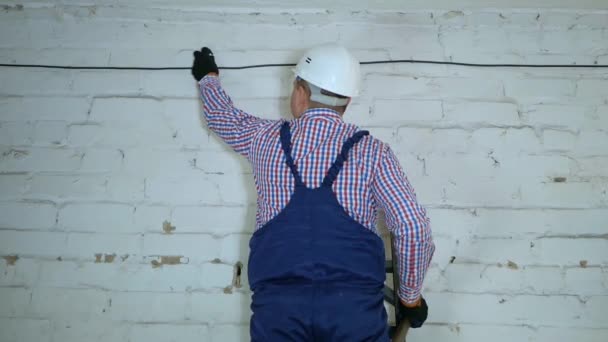 電気工事、人はすべての安全装置を身に着けている電柱を修理する — ストック動画
