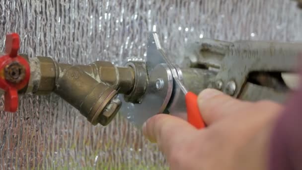 Mains masculines vérifiant les tuyaux d'eau bouchés, réparant les fuites de plomberie — Video