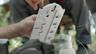 Teknisyenler kablo ile optik fiber kuruyorlar..