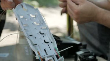 Teknisyenler kablo ile optik fiber kuruyorlar..