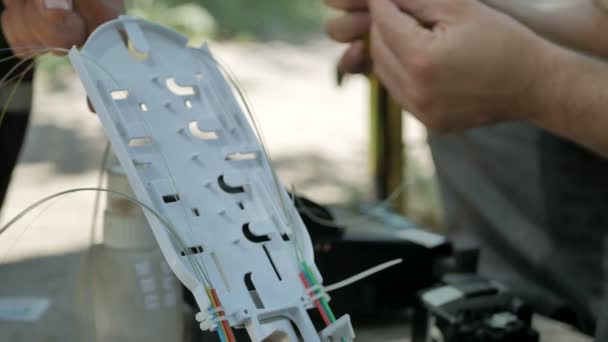 Los técnicos están instalando fibra óptica con bridas de cable. — Vídeo de stock