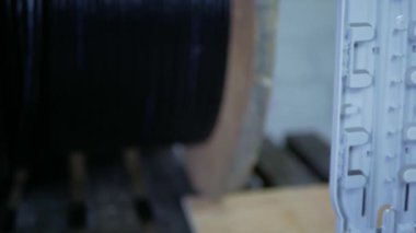 Optik fiber iletişim hatlarının ve internetin inşası için üretildi..