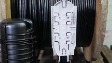 Optik fiber iletişim hatlarının ve internetin inşası için üretildi..