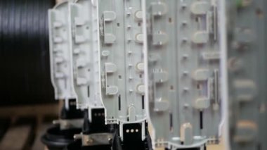 Optik fiber iletişim hatlarının ve internetin inşası için üretildi..