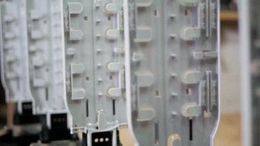 Optik fiber iletişim hatlarının ve internetin inşası için üretildi..